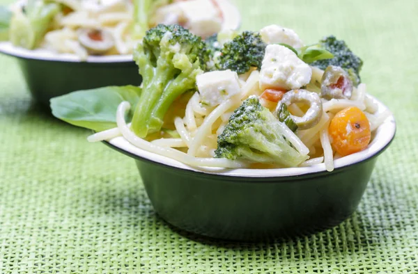 Pâtes végétariennes au brocoli, ricotta, basilic, carotte et olive — Photo