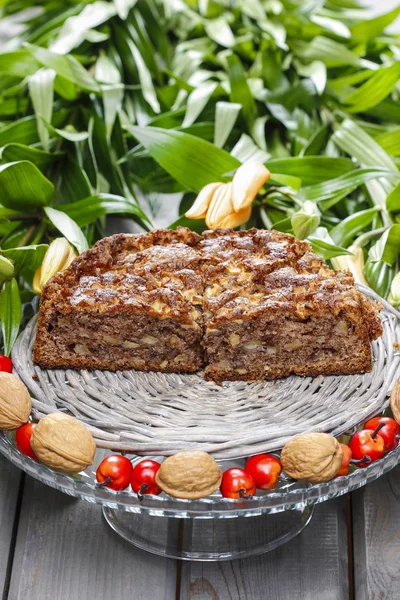 Pedaços de bolo de noz na mesa de madeira . — Fotografia de Stock