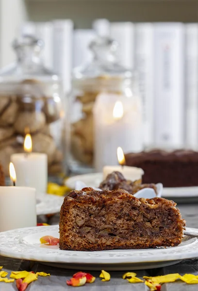 Pastel de chocolate, hermosa mesa de fiesta con velas —  Fotos de Stock