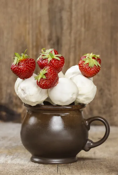 Torta al cioccolato bianco pop e fragole su bastoncini — Foto Stock
