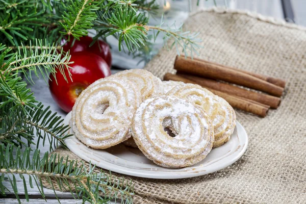 Biscuits ronds sur table de réveillon de Noël — Photo