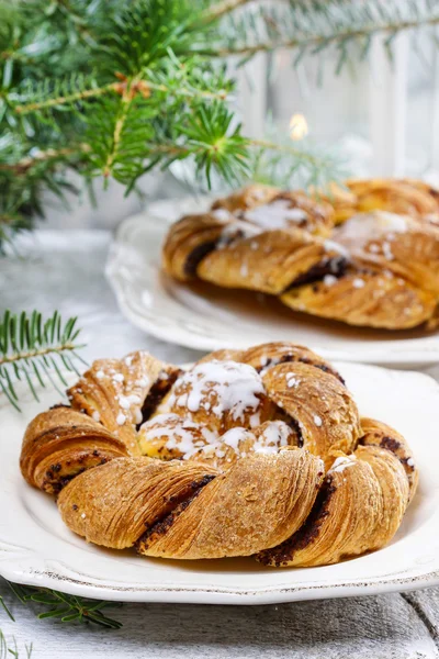 Pane intrecciato festivo su tavolo di legno — Foto Stock