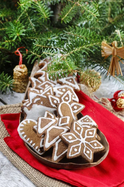 Vánoční cukroví na dřevěném podnosu. selektivní zaměření — Stock fotografie