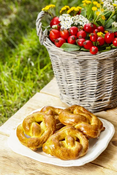 Biscoitos caseiros na mesa de madeira. Buquê de plantas de outono — Fotografia de Stock