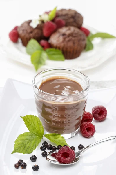 Sobremesa de chocolate decorada com framboesas frescas — Fotografia de Stock