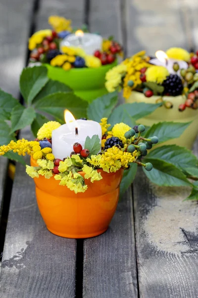 Portacandele decorato con fiori autunnali e altre piante — Foto Stock