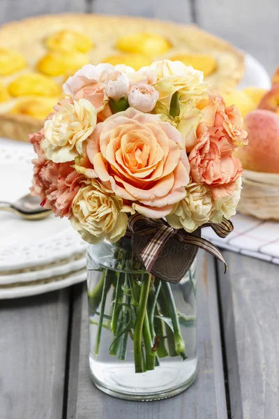 Kytice pastelových růží na šedý dřevěný stůl. selektivní zaměření — Stock fotografie