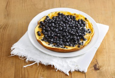 ahşap masa üzerinde omlet. seçici odak