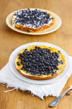 ahşap masa üzerinde omlet. seçici odak