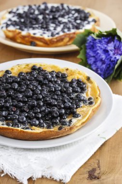 ahşap masa üzerinde omlet. seçici odak