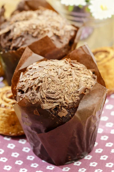 Chocolade muffins op party tafel. selectieve aandacht — Stockfoto