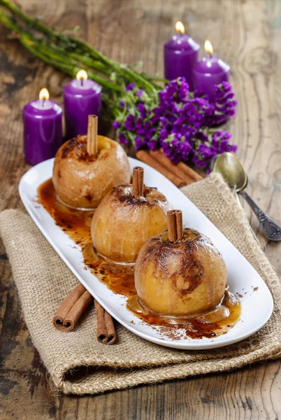Caramel apples on wooden table. Selective focus — Stock Photo, Image