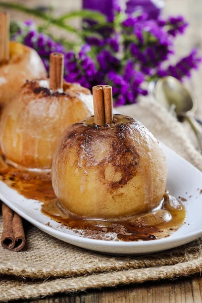 Caramel apples on wooden table. Selective focus — Stock Photo, Image