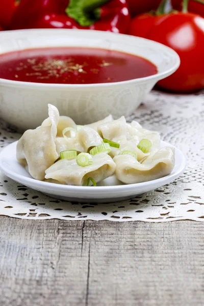 红色的罗宋汤，一起包饺子。波兰传统美食。选择性 — 图库照片