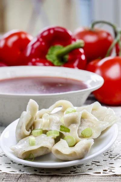 Rode borsch met knoedels. traditionele Poolse gerechten. selectieve — Stockfoto