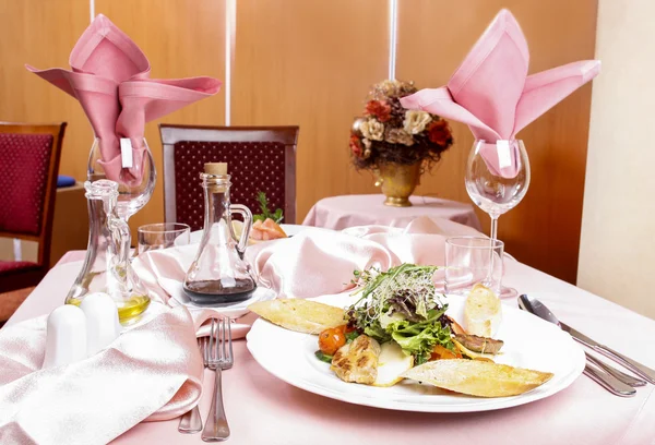 Caesar sallad. middag i eleganta restaurang — Stockfoto