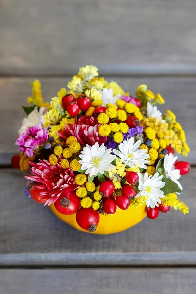 Buquê de flores de outono e plantas em mesa de madeira. Selectivo — Fotografia de Stock