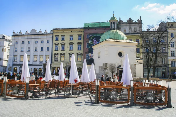 La piazza principale è la piazza principale del mercato del centro storico di Kra — Foto Stock