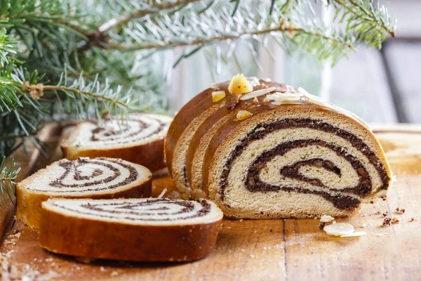 Mohnkuchen im weihnachtlichen Ambiente. Selektiver Fokus — Stockfoto