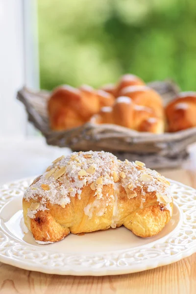 Croissant, fransk frukost — Stockfoto