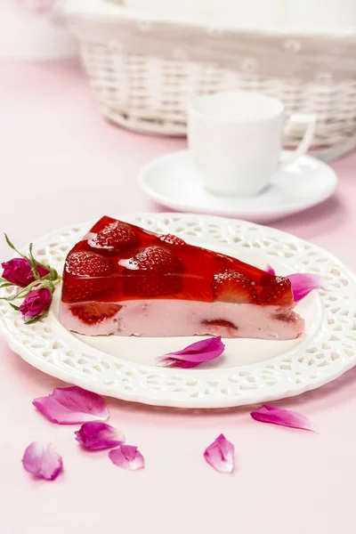 Pièce de gâteau aux fraises dans un décor romantique rose — Photo