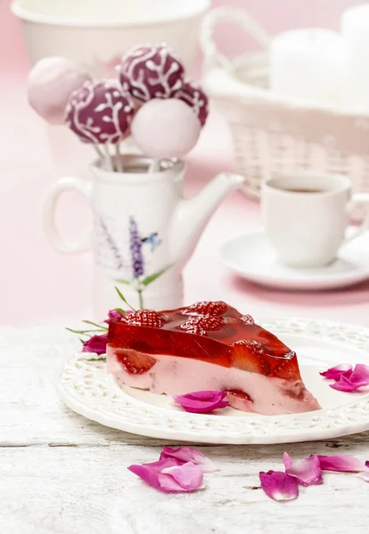 Piece of strawberry cake in pink romantic table setting — Stock Photo, Image