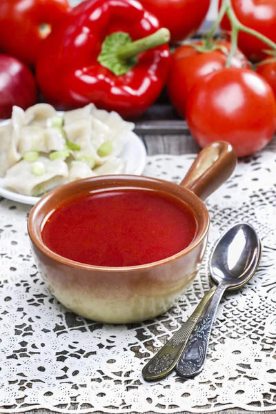 Traditional polish dinner, borscht and dumplings, on wooden tabl — Stock Photo, Image