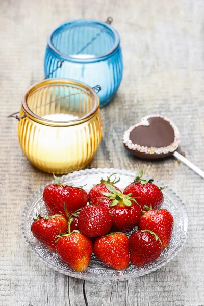 Fresh strawberries and cake pop in heart shape on wooden table. — Stock Photo, Image