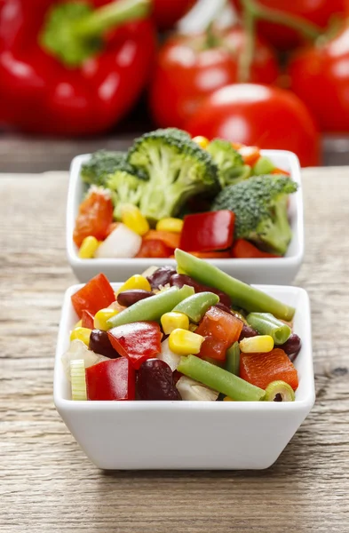 Färska grönsaker sallad i vit skål. våren part tabell. — Stockfoto