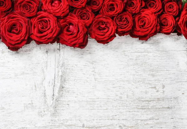 Mawar yang mempesona dengan latar belakang kayu. Salin ruang — Stok Foto