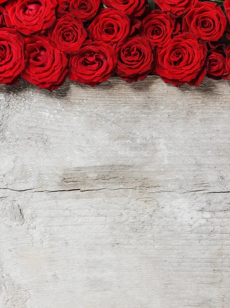 Impresionantes rosas sobre fondo de madera. Copiar espacio — Foto de Stock