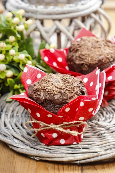 Muffin al cioccolato sul tavolo delle feste. Focus selettivo — Foto Stock