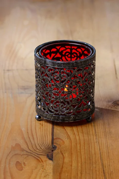 Lanterna de ferro oriental na mesa de madeira Imagens Royalty-Free