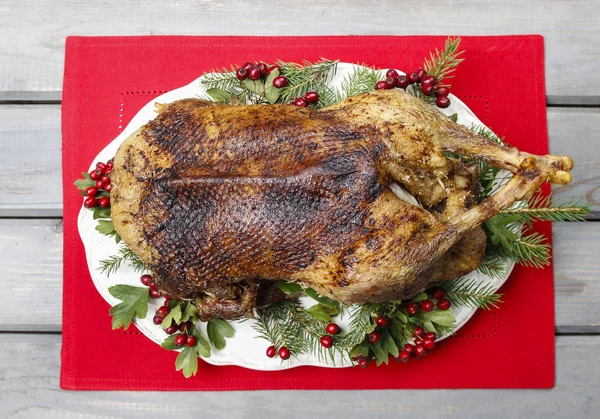 Ganso al horno en la mesa de madera. Plato de Navidad popular — Foto de Stock