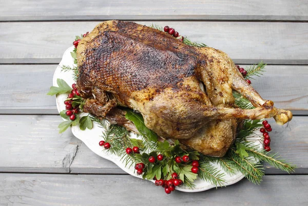 Sült liba a fából készült asztal. népszerű karácsonyi étel — Stock Fotó