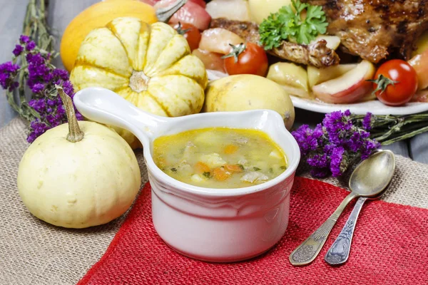 Sup ayam dengan mie dan sayuran — Stok Foto