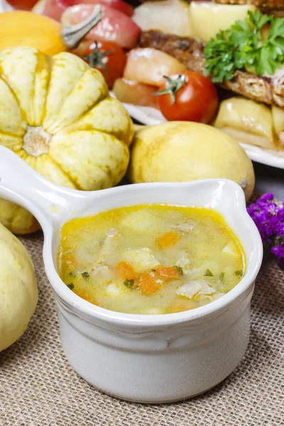 Kuřecí polévka s nudlemi a zeleninou — Stock fotografie