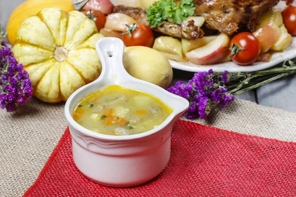 Sopa de frango com macarrão e legumes — Fotografia de Stock