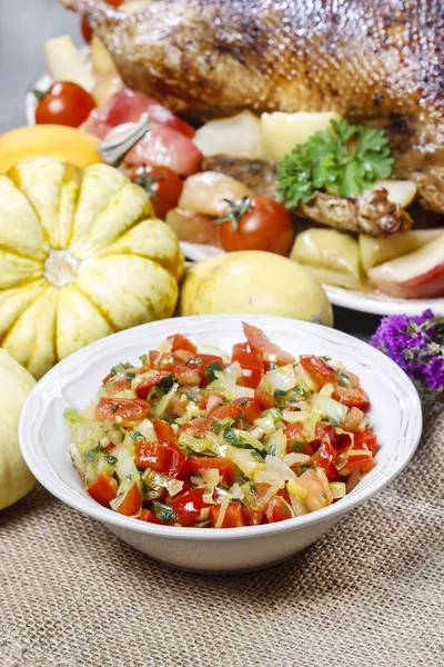 Bowl of fresh vegetable salad on jute table cloth — Stock Photo, Image