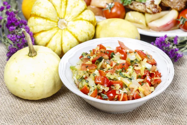 Bowl of fresh vegetable salad on jute table cloth — Stock Photo, Image