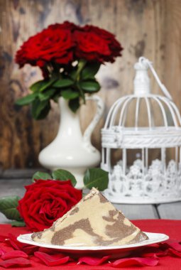 Tahin Helva beyaz plaka üzerinde bir parça. gül yaprakları etrafında