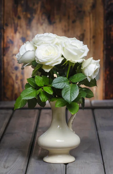 Rosas brancas deslumbrantes em vaso cerâmico. Belo buquê — Fotografia de Stock