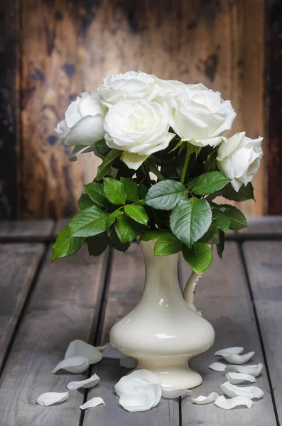 Splendide rose bianche in vaso di ceramica. Bellissimo bouquet — Foto Stock