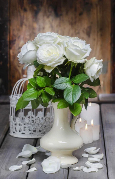 Prachtige witte rozen in keramische vaas. mooi boeket — Stockfoto