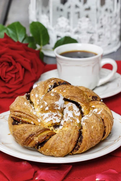 Slavnostní lemováním chleba na bílé desce. růží a okolí, bouque — Stock fotografie
