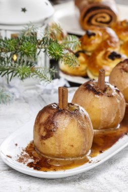 Noel ortamda karamel elmalar