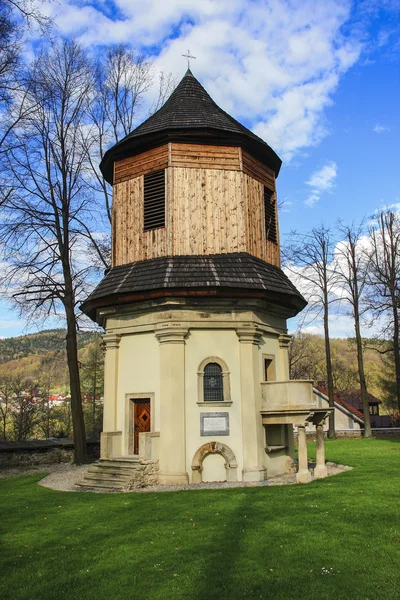 Farní kostel sucha beskidzka a jeho okolí. gotický ar — Stock fotografie