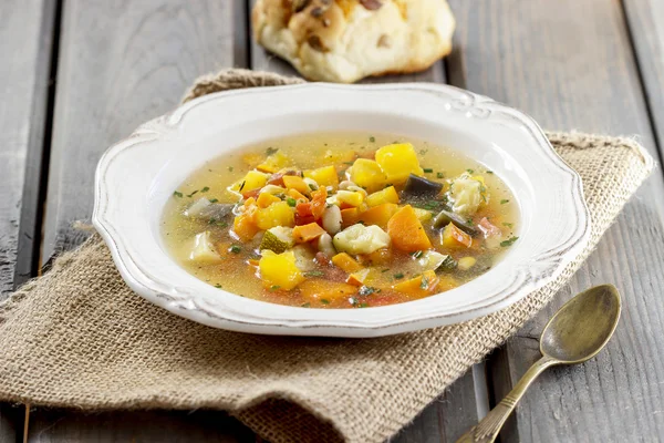 Minestrone, zeleninová polévka. selektivní zaměření — Stock fotografie