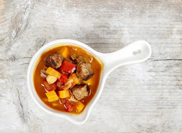 Paradicsom leves friss zöldségek és a hús felülnézet — Stock Fotó