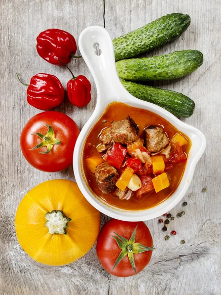 Top tampilan sup tomat dengan sayuran segar dan daging — Stok Foto
